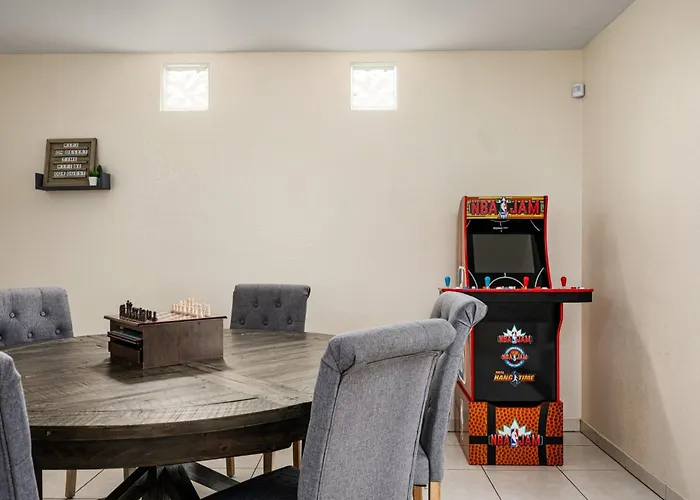 Reel Fun Centrally Located W Movie Pool Hot Tub Holiday home *