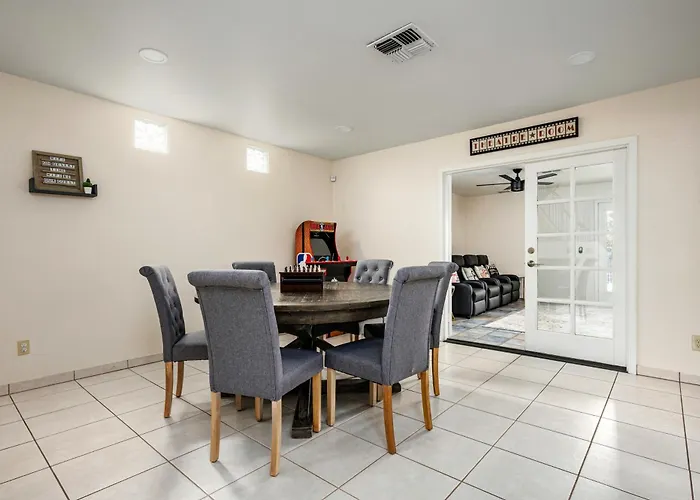 Reel Fun Centrally Located W Movie Pool Hot Tub Holiday home *