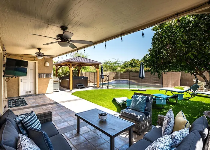 Reel Fun Centrally Located W Movie Pool Hot Tub Holiday home *